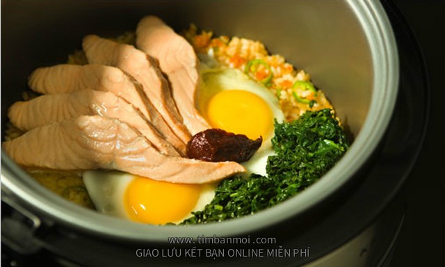 Cơm trộn Hàn Quốc với cá hồi và cải bó xôi