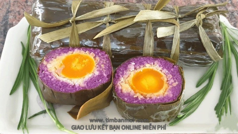 Bánh tét lá cẩm hột vịt muối