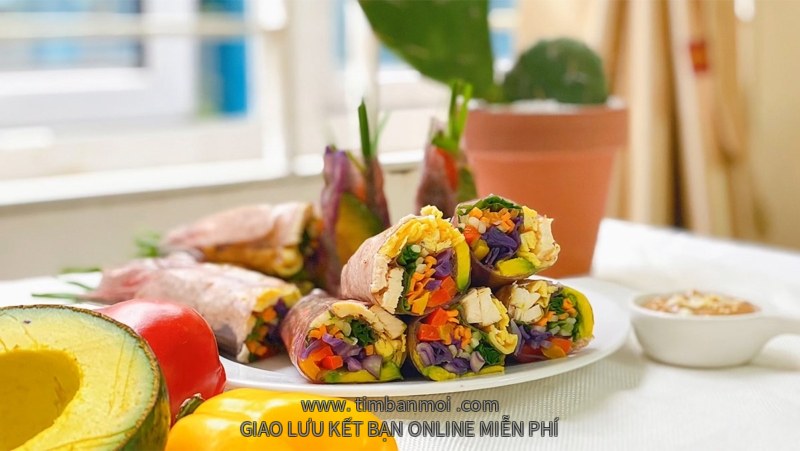 Bánh tráng gạo lứt cuốn ức gà và rau củ