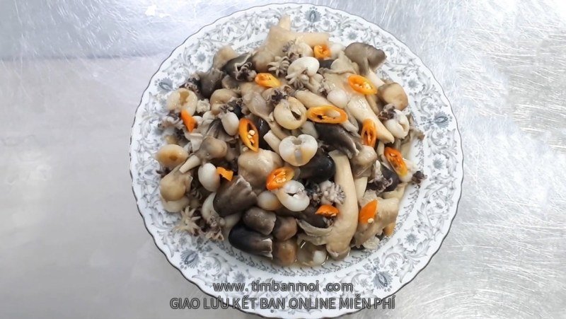 Cách làm mực xào nấm rơm và bào ngư