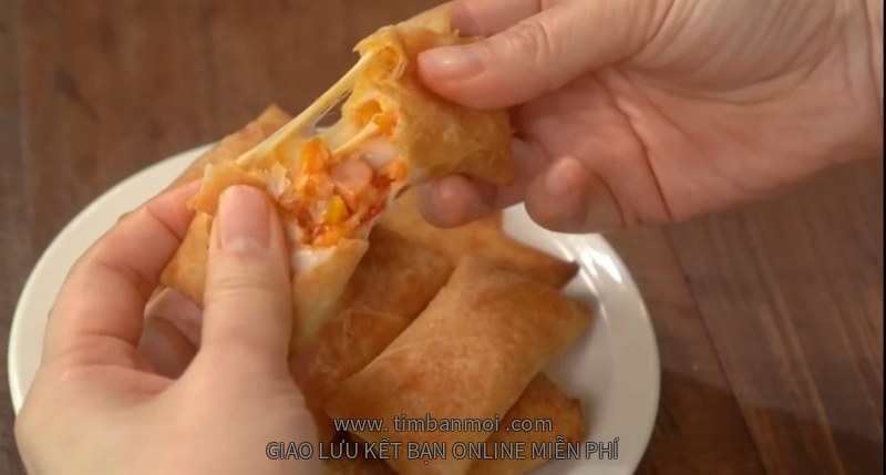 Bánh pizza cuộn nhân phô mai xúc xích chiên giòn