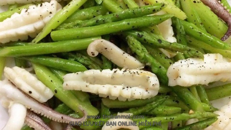 Măng tây xào mực giòn ngon