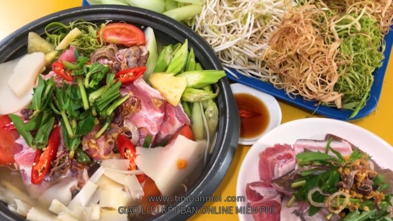 Lẩu cá đuối măng chua, lá giang và cơm mẻ