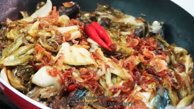 Cá nục kho dưa chua