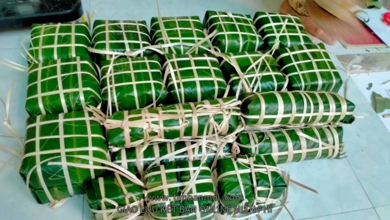 Bánh tét bằng lá dong