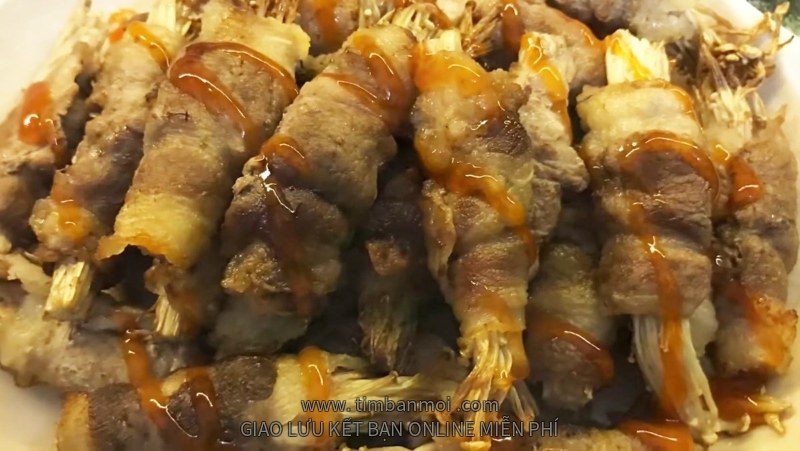 Bò cuộn nấm kim châm bằng nồi chiên không dầu