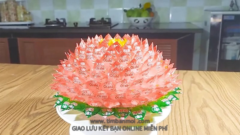 Làm hoa sen bằng kẹo oishi