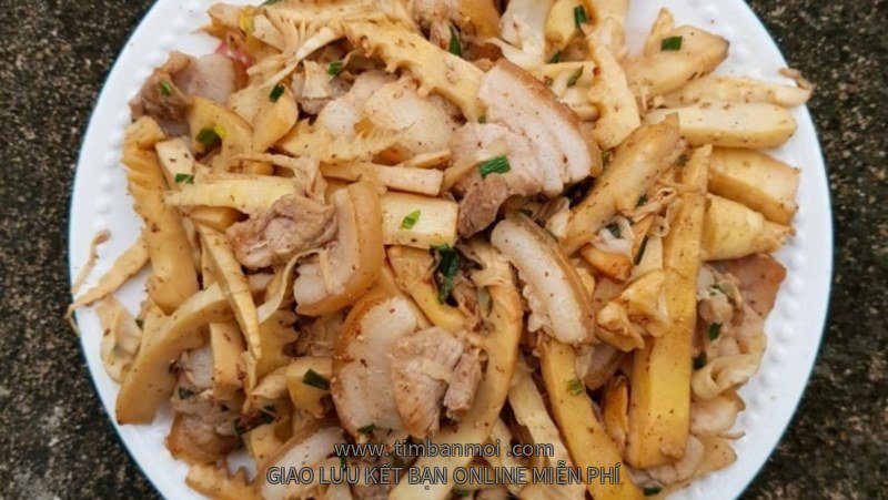 Măng xào thịt ba chỉ