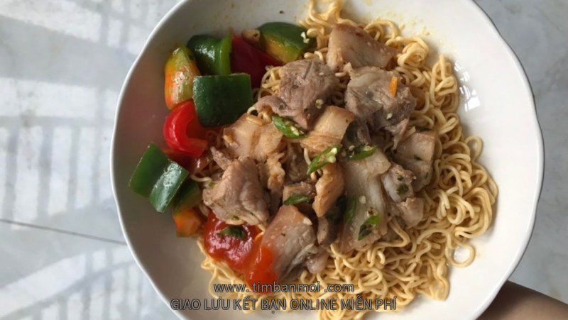 Mì xào thịt heo