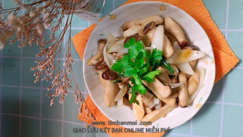 Nấm đùi gà xào hành tây