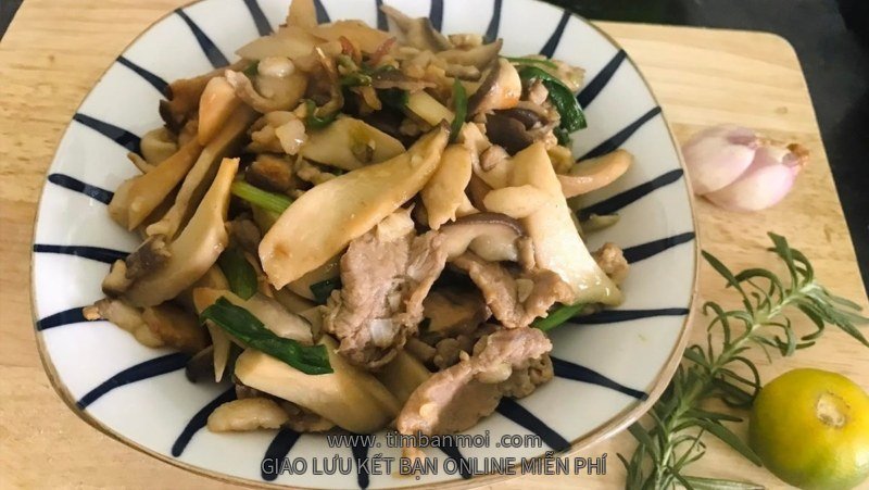 Nấm đùi gà xào thịt heo (thịt lợn)
