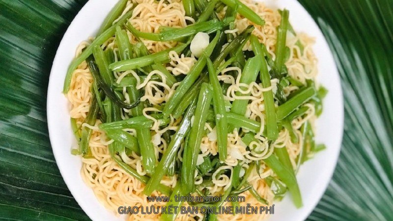 Rau muống xào mì tôm