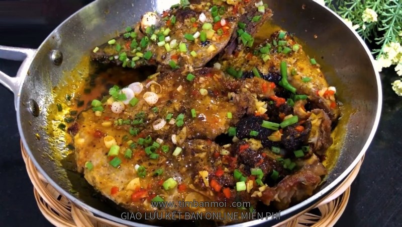 Cá ngừ rim tỏi ớt