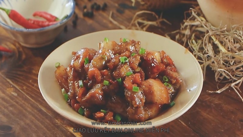 Thịt rim tôm khô và rim lá chanh