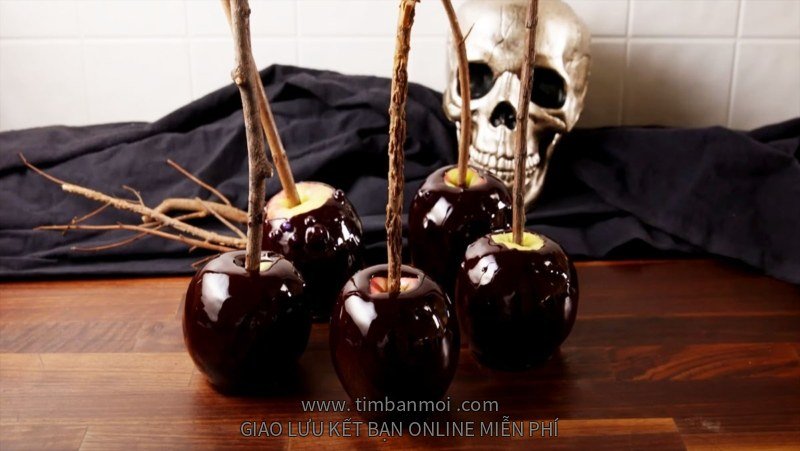 táo độc bọc đường và dâu tây bóng ma bọc socola