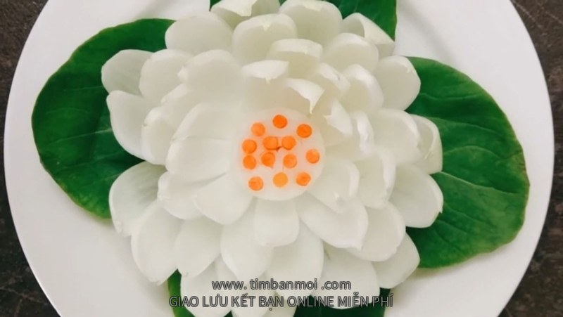 Tỉa hoa sen từ hành tây, cà chua, kiwi