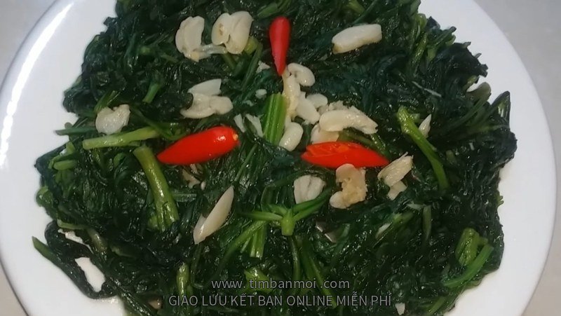 2 cách làm rau cải cúc (tần ô) xào tỏi và xào cà chua