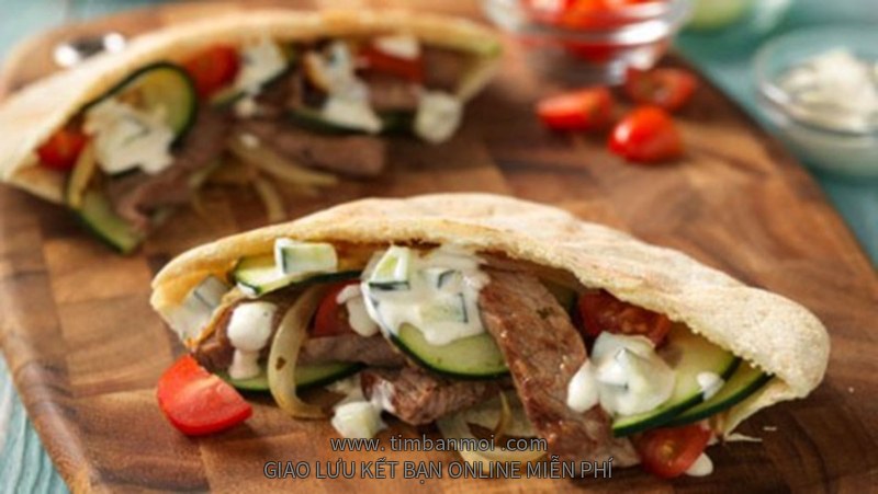 bánh mì Hy Lạp cuộn thịt gà nướng sốt sữa chua